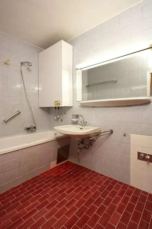 Zimmer Flower Nahe Bahnhof & Lkh Salzburg Homestay